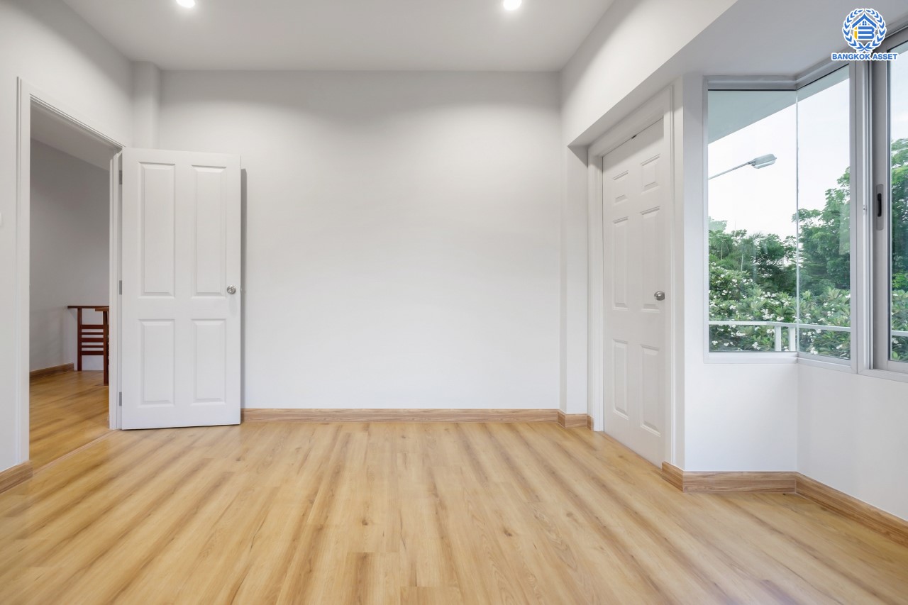 บ้านมือสองตกแต่งใหม่ ม.วิลล่าการ์เด้น2 บางกรวย-ไทรน้อย หลังมุม เนื้อที่ 51.5 ตร.ว. ฟังก์ชัน 3 ห้องนอน 3 ห้องน้ำ จอดรถได้ 2 คัน บรรยากาศเป็นส่วนตัว บนทำเลศักยภาพ ใกล้เซ็นทรัลเวสต์เกต เชื่อมต่อหลายเส้นทาง ถ.รัตนาธิเบศร์, ถ.กาญจนาภิเษก และราชพฤกษ์ และรถไฟฟ้า "สถานีบางพลู"...